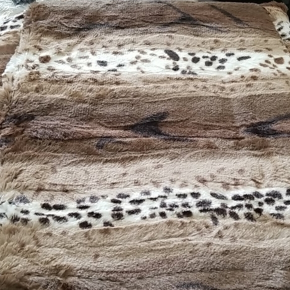Queen Size Ultra Thick Soft Faux Fur Blanket Throw 3 Piece Set - Picture 7 of 8